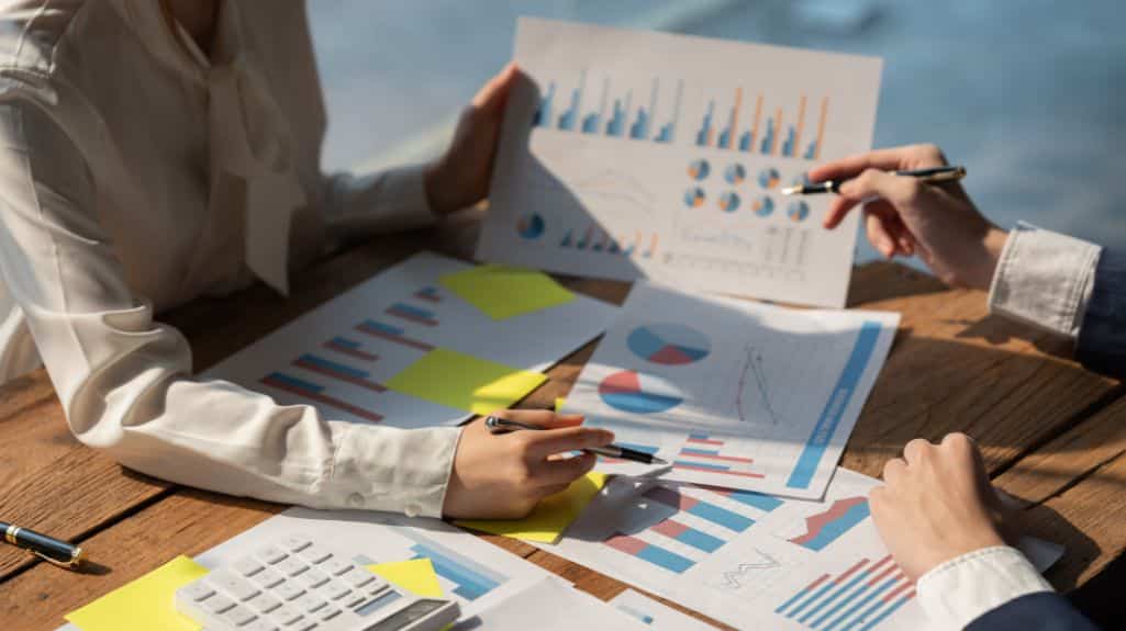 Diagram of advanced medical marketing strategies with AI, data and personalization.